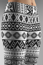 Cargar imagen en el visor de la galería, BW_Tribal_02_White
